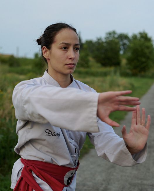 My Duong exécutant un mouvement de taï chi en plein air